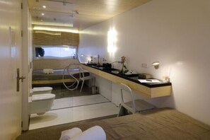 Bungalow, 1 Queen Bed | Bathroom | Shower, free toiletries, hair dryer, towels - Liv Inn Guest House (Maputo)