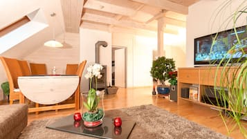 Apartment, Nichtraucher | Wohnbereich | Flachbildfernseher, Kamin