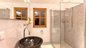Apartment, Non Smoking | Bathroom | Shower, hair dryer, bidet, towels