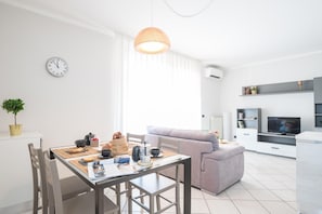 40-inch flat-screen TV with digital channels, TV, Netflix - Bright Apartments Sirmione -Sorgente Pool 1 (Sirmione)