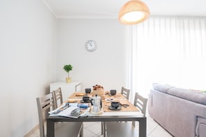 Refrigerador, horno, placa de cocina, cafetera/tetera
