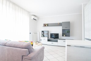 TV a schermo piatto 40 pollici con canali digitali, TV, Netflix