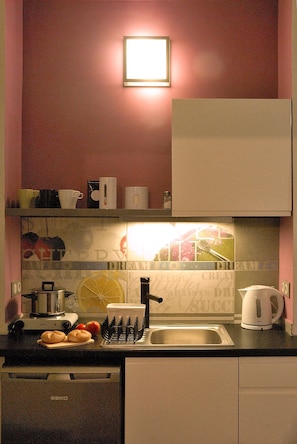 Economy-Dreibettzimmer, 1 Schlafzimmer (9C) | Eigene Kochnische | Kühlschrank, Herdplatte, Wasserkocher mit Kaffee-/Teezubehör