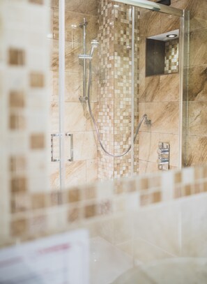 Apartment, 2 Bedrooms | Bathroom | Free toiletries, hair dryer, towels
