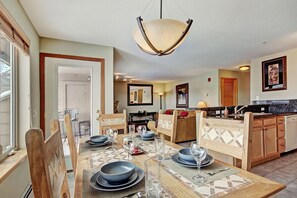Condo, 2 chambres | Restauration