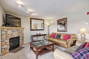 Condo, 2 Bedrooms | Living area