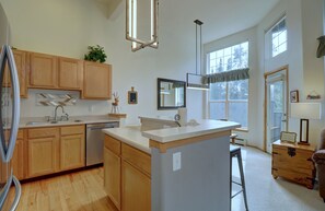 Condo, 2 Bedrooms | Private kitchen | Fridge, microwave, oven, coffee/tea maker - A5 Gore Trail (Silverthorne)