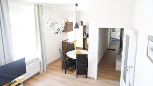 Leilighet – deluxe, 2 soverom, balkong (Apt 3 - 76qm) | Oppholdsområde | En 45-tommers Flatskjerm-TV med Parabol-TV samt TV og DVD-spiller