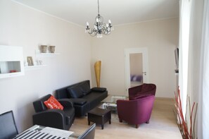 Deluxe Apartment, 2 Bedrooms, Balcony (Apt 2 - 74qm)