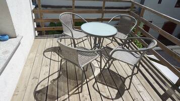 Apartemen Deluks, 2 kamar tidur, balkon (Apt 2 - 74qm) | Balkon