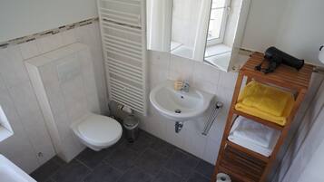 Kombinasi shower/bathtub, pengering rambut, dan handuk