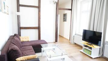 Apartemen Deluks, 2 kamar tidur, balkon (Apt 3 - 76qm) | Area keluarga | Televisi layar datar 45-inci dengan saluran TV satelit dan TV