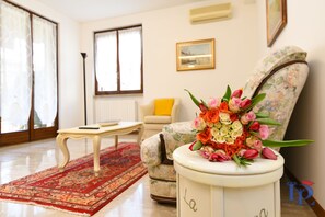 Departamento familiar, 2 habitaciones, vista al jardín, planta baja | Sala de estar | Televisión 