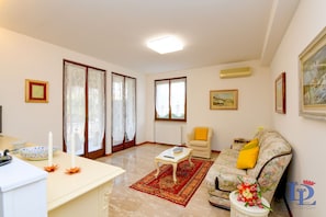 Familienapartment, 2 Schlafzimmer, Gartenblick, Erdgeschoss | Wohnbereich | Fernseher