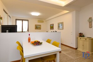 Familienapartment, 2 Schlafzimmer, Gartenblick, Erdgeschoss | Eigene Küche | Großer Kühlschrank, Mikrowelle, Ofen, Herdplatte