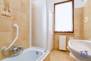Apartamento família, 2 quartos, vista para o jardim, no piso térreo | Banheiro | Chuveiro/banheira combinados, secador de cabelo, bidê, toalhas de banho