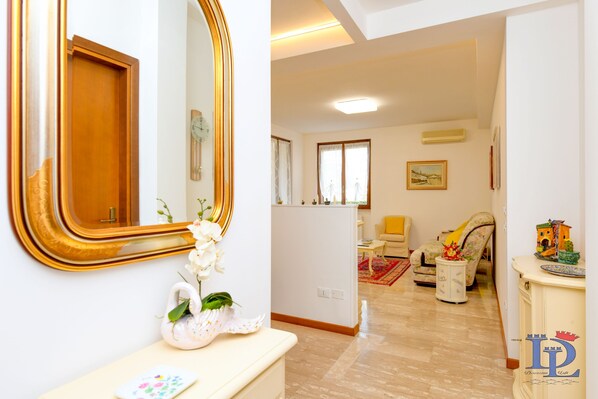 Familienapartment, 2 Schlafzimmer, Gartenblick, Erdgeschoss | Wohnzimmer | Fernseher