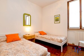 Appartement familial, 2 chambres, vue sur le jardin, rez-de-chaussée | 1 chambre, fer et planche à repasser, accès au Wi-Fi (inclus)