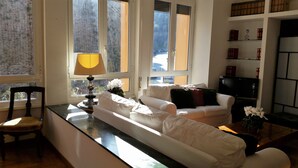 Leilighet – deluxe | Oppholdsrom | Flatskjerm-TV