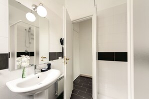 Standard-Doppelzimmer, eigenes Bad | Badezimmer