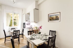 標準雙人房, 私人浴室 | 私人廚房 | 冰箱、微波爐、鍋具/餐盤/廚房用品、冷凍庫