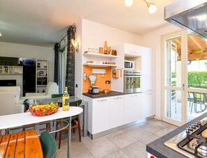 Apartment, 2 Bedrooms | Private kitchen