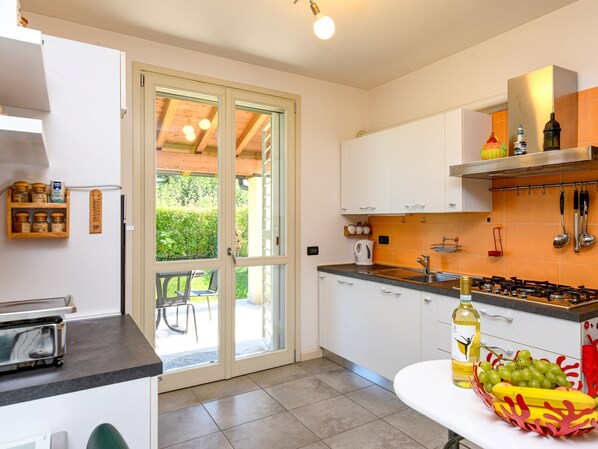 Apartment, 2 Bedrooms | Private kitchen | Full-size fridge, microwave, oven, stovetop