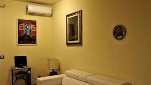 อพาร์ทเมนท์, 1 ห้องนอน, ระเบียง, ชั้นลอย | บริเวณนั่งเล่น
