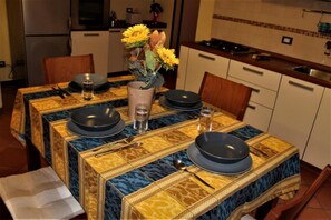 Apartment, 1 Schlafzimmer, Balkon, Zwischengeschoss | Eigene Küche | Kühlschrank, Ofen, Herdplatte, Wasserkocher