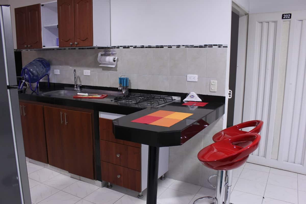 Refrigerador, horno, utensilios de cocina
