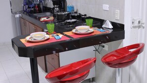 Apartment, 3 Bedrooms | Private kitchen | Fridge, oven, cookware/dishes/utensils - Hostel Mana (Cali)