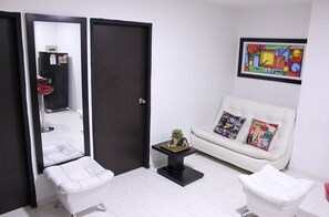 Leilighet, 2 soverom | Oppholdsområde | Flatskjerm-TV