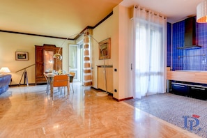 Appartement, 2 chambres, terrasse, vue sur le lac | Aire de séjour | Téléviseur