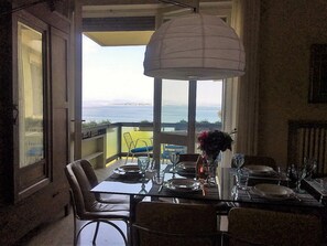 Apartment, 2 Schlafzimmer, Terrasse, Seeblick | Wohnzimmer | Fernseher