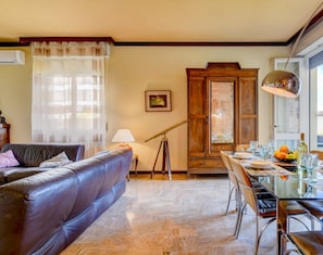 Appartement, 2 chambres, terrasse, vue sur le lac | Aire de séjour | Téléviseur