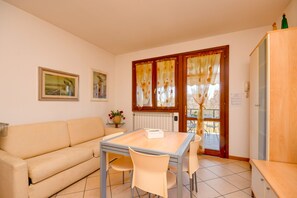 Appartement, 1 slaapkamer, balkon, uitzicht op resort | Woonruimte | Een televisie