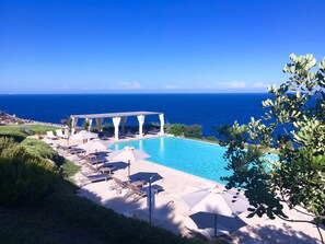 Outdoor pool, pool umbrellas, sun loungers - Le Capase Resort (Santa Cesarea Terme)
