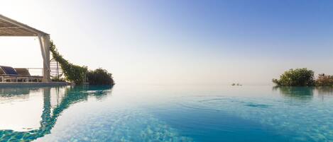 Piscine extérieure, parasols de plage, chaises longues