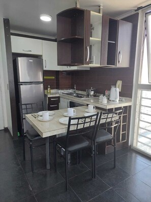 Geladeira, micro-ondas, fogão, cooktop