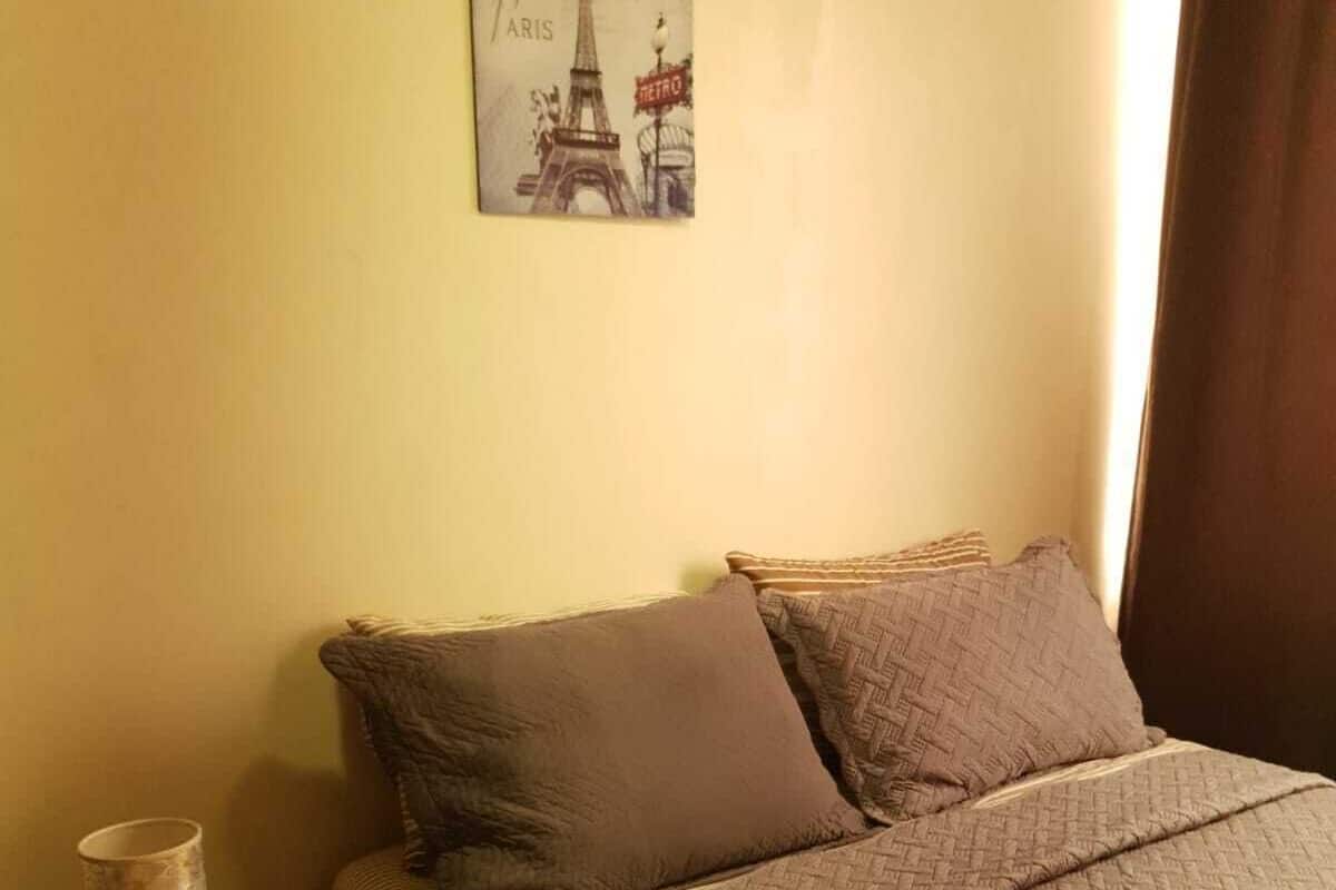 2 bedrooms, premium bedding, down comforters, individually decorated