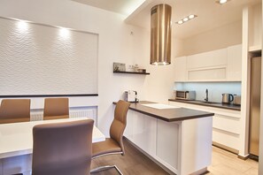 Apartamento exclusivo, para não fumantes, vista para o rio | Cozinha americana privada | Geladeira, micro-ondas, fogão, cooktop