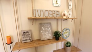 A wooden shelf with decorative items and motivational signs. - I Viceré B&B Deluxe (Naples)