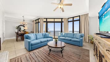Condo classique, 3 chambres, balcon, vue sur l’océan | Salle de séjour