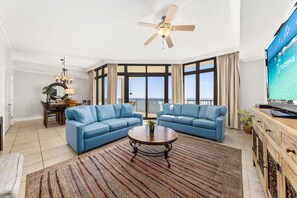 经典公寓式客房, 3 间卧室, 阳台, 海洋景观 | 客厅