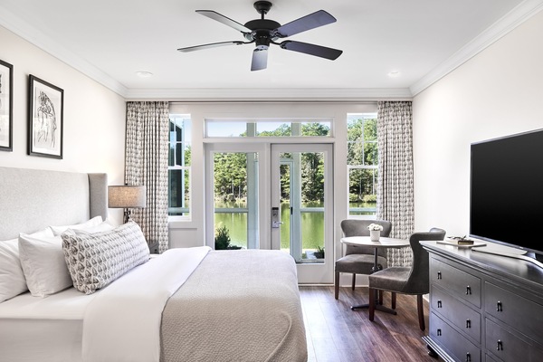 Deluxe Room, Lake View | Desk, iron/ironing board, free cribs/infant beds, bed sheets