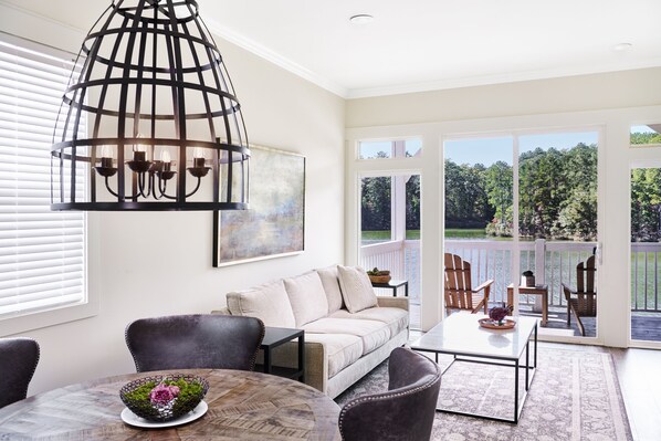 2 chambres, bureau, fer et planche à repasser, lits bébé (gratuits)