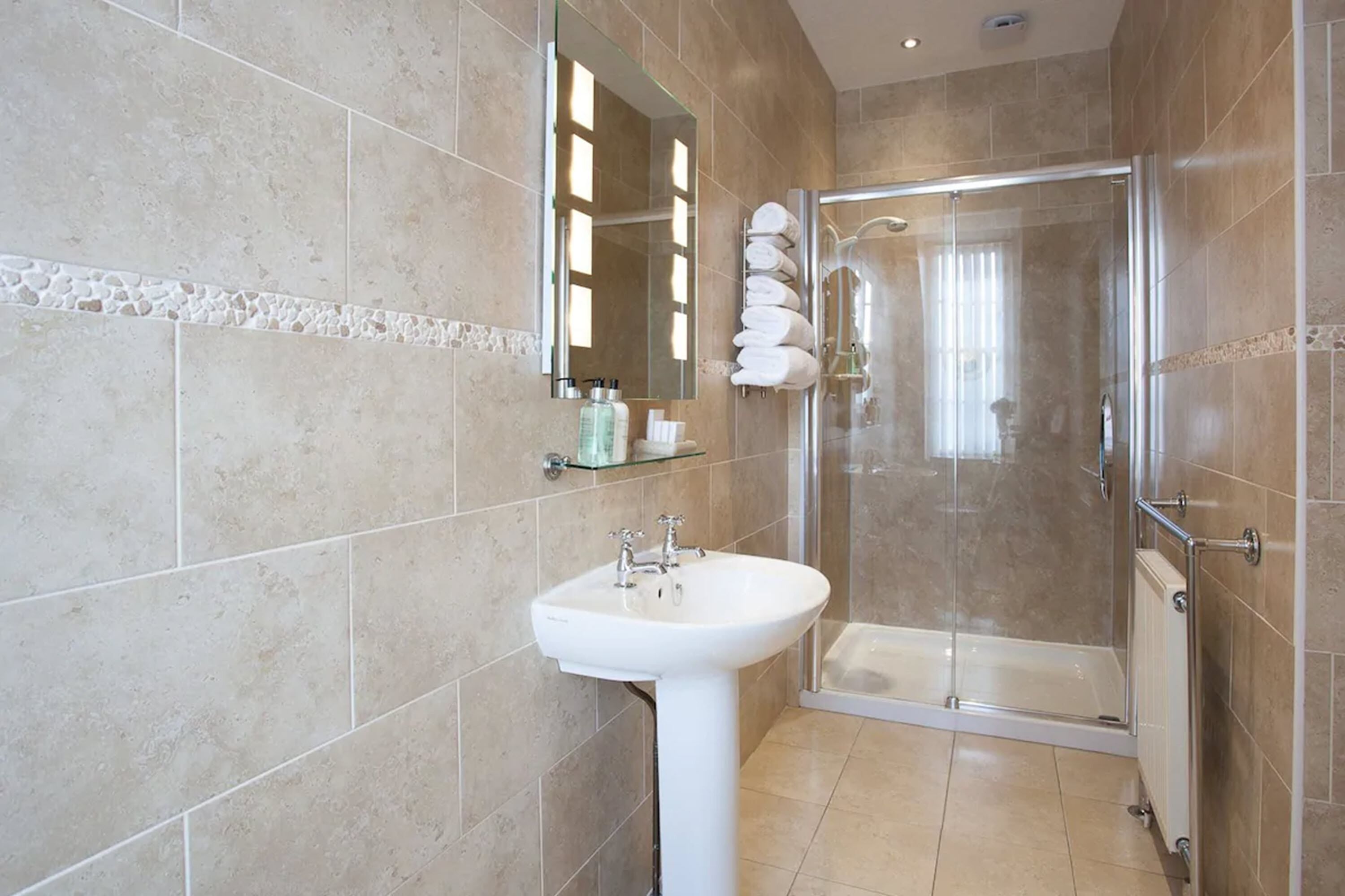 Doppia Standard, 1 letto matrimoniale | Bagno | Set di cortesia gratuito, asciugacapelli, asciugamani