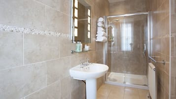 Doppia Standard, 1 letto matrimoniale | Bagno | Set di cortesia gratuito, asciugacapelli, asciugamani