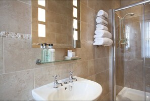 Standard Double Room, 1 Double Bed | Bathroom | Free toiletries, hair dryer, towels - Glentower Lower Observatory (Fort William)