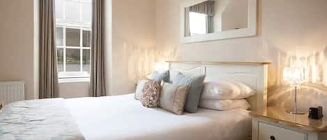 Superior Double Room, 1 Katil Ratu (Queen), Sea View | Peralatan tempat tidur hipoalergenik, dihias secara berasingan